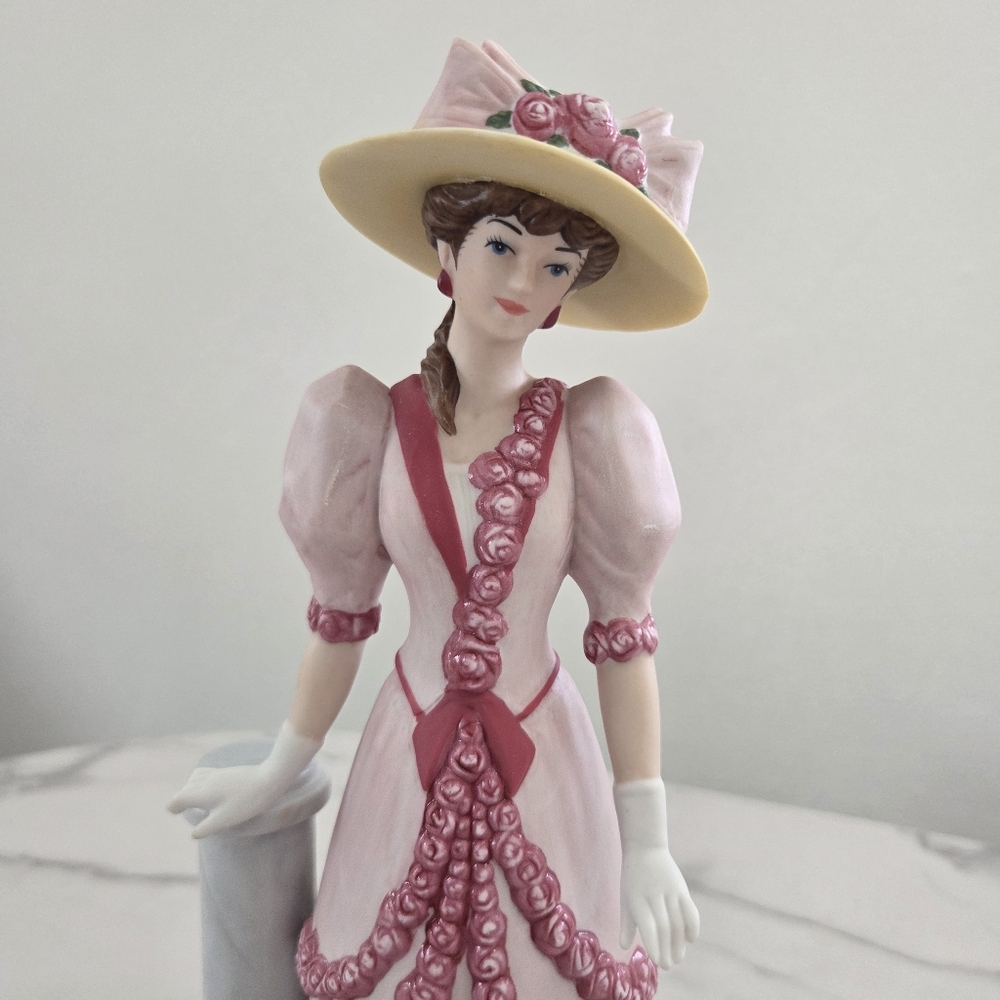 Avon Mrs. Albee 2015 Figurine Collectors Edition - Picture 2 of 16